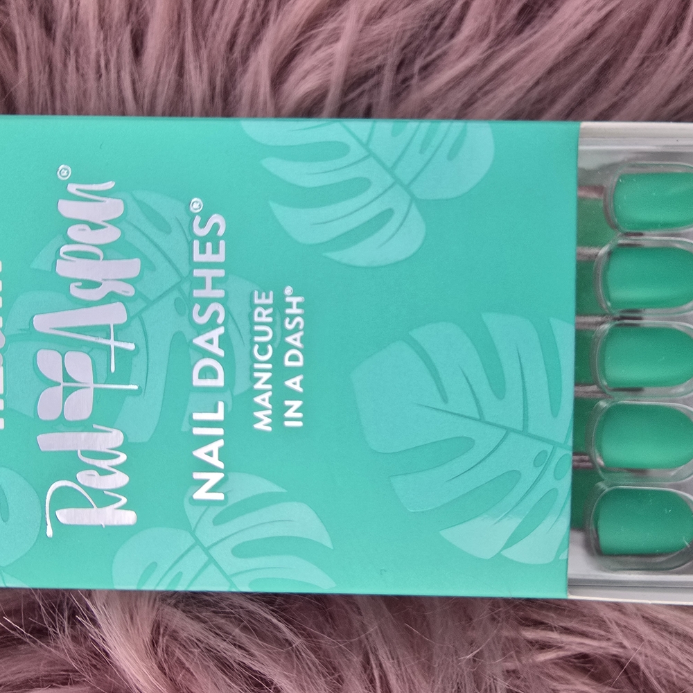 Aloha Aspen Green Press-On Nails - Picture 5 of 8